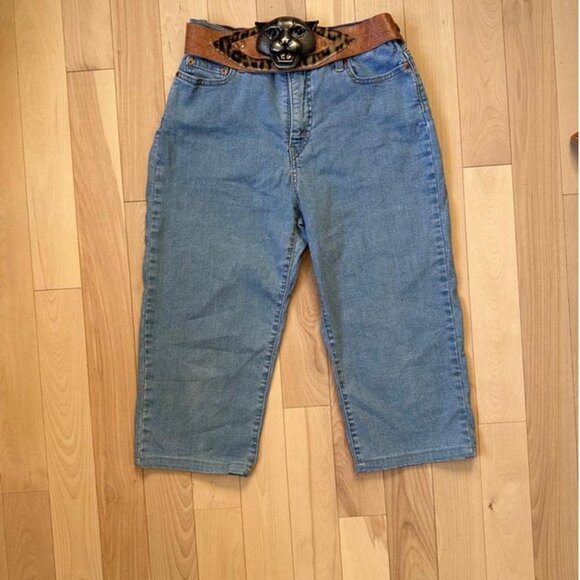 Levi’s denim capris with a mid-rise waist and straight cropped leg - Picture 2 of 8